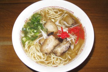 Japon mutfağı, arka planda sıcak erişteli domuz eti.