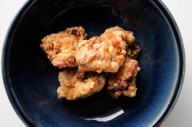 Siyah tabakta kızarmış tavuk nuggetlarını yakın.