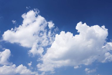 Mavi gökyüzü ve beyaz bulutlar.