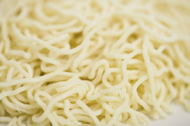 Arkadaki lezzetli erişteleri kapatın.