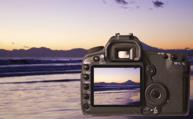 Güzel bir günbatımının arka planında dijital kamera