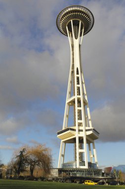 Seattle 'daki Uzay İğnesi Bulutlu Mavi Gökyüzünün Altında
