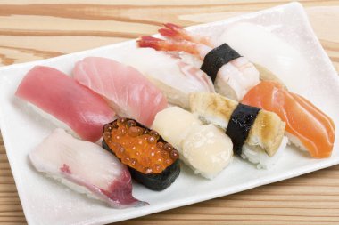 Beyaz tabakta suşi shimi 'nin mutfak fotoğrafı.  