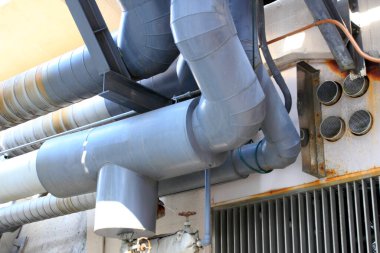 Modern endüstriyel boru hattı ve boruların yakın görüntüsü  