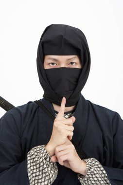 Sırtında Katana olan Asyalı genç bir samuray.