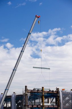 Mavi gökyüzünün arka planında inşaat vinci