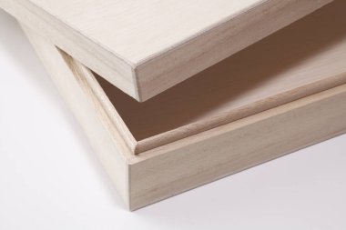 Beyaz arkaplanda Açık Açık Açık Açık Ahşap Kutunun yakın plan görüntüsü