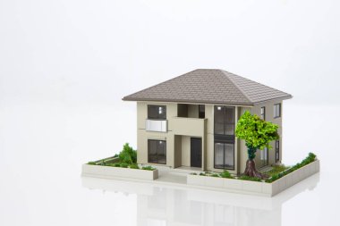 Beyaz arka plandaki küçük ev modeli, ipotek konsepti
