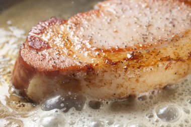 Tavadaki bir parça domuzu kapat..