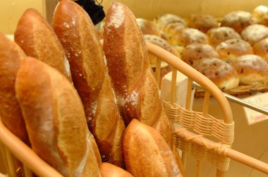 Fırında yeni pişmiş baget hasır sepetin içinde duruyor.