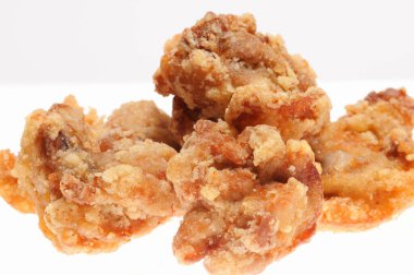 Beyaz arka planda izole edilmiş kızarmış tavuk külçelerini kapatın.