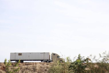 Ağır kamyon yolda ilerliyor.