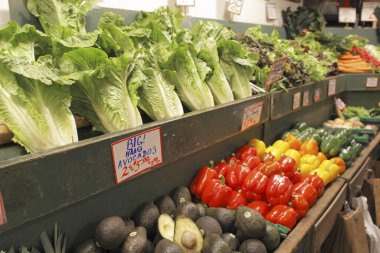 taze organik sebzeler ve meyveler markette