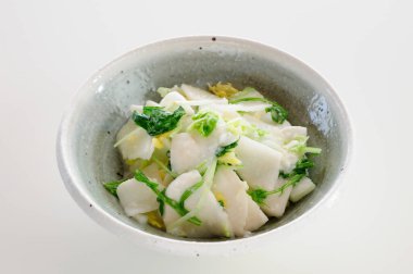 Bir kase taze sebze salatasını kapat.