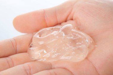 El ele tutuşan şeffaf şampuan, yakın görüş.