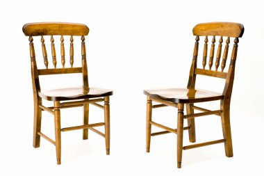 Beyaz arka planda ahşap çatı katı tarzı sandalyeler