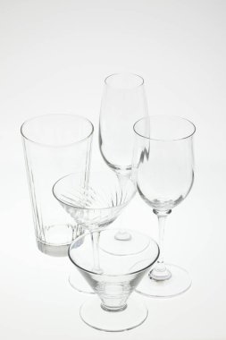 Masada boş bardaklar var.