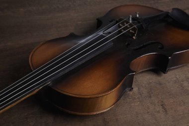 Tahta zemin üzerinde keman enstrümanı, kapat