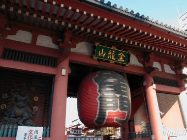 Tokyo, Japonya 'daki Senso-ji Tapınağının Kaminarimon Kapısı