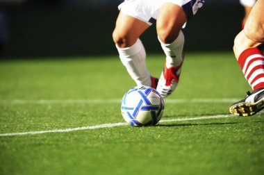 Futbol sahasındaki futbolcu.