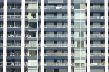 arkaplanda cam pencereler olan bina cephesi