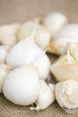 Tahta masada taze sarımsak var, yaklaşın.