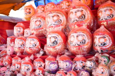 Daruma Japonya 'da iyi şans bebekleri (yabancı kelimeler iyi şans anlamına gelir)