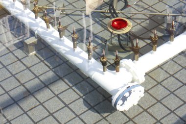 Yakından bakınca, beyaz borular boyunca demirden çiviler görünüyor.