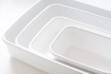 Beyaz arkaplanda izole edilmiş seramik beyaz gereçler.    