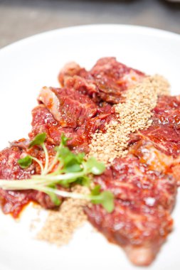 Mutfak masasında dilimlenmiş et tabağı, yakın görüş.