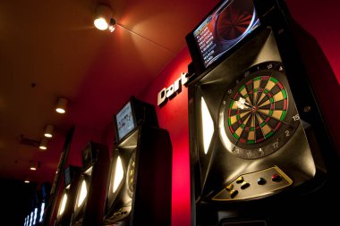 Oyun salonunda dart okları olan dart tahtası 