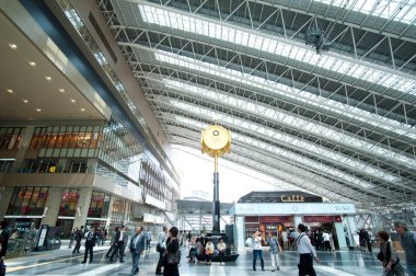 Gündüz vakti Osaka tren istasyonunun modern iç mekanı, Japonya