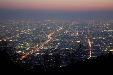 Geceleri ışıl ışıl yanan kentsel binalar..