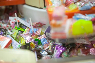 Bir sürü farklı tatlı çeşidi, yakın görüş.