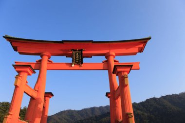 Miyajima Adası 'ndaki Büyük Torii manzarası.
