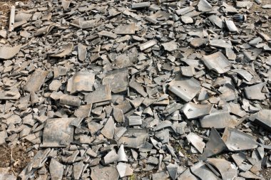 Topraktaki kırık demir parçaları, yakın.