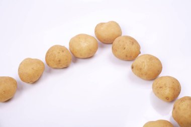 Beyaz arkaplanda çiğ patates çerçevesi 