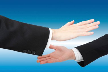 Mavi arka planda iki iş adamının el sıkışması yakın plan görüntüsü          