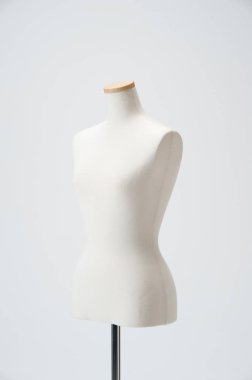 Beyaz arka planda izole edilmiş manken, moda konsepti