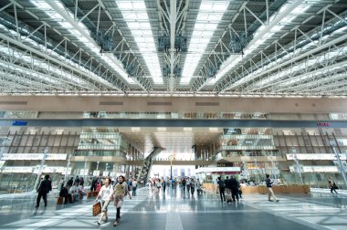 Gündüz vakti Osaka tren istasyonunun modern iç mekanı, Japonya