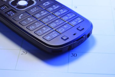 Masa arkasındaki cep telefonunu kapat.