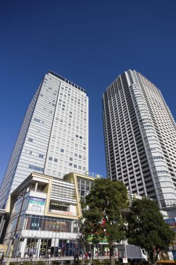 Yeni modern apartman binaları şehrin ufuk çizgisi güzel arka plan manzarası 