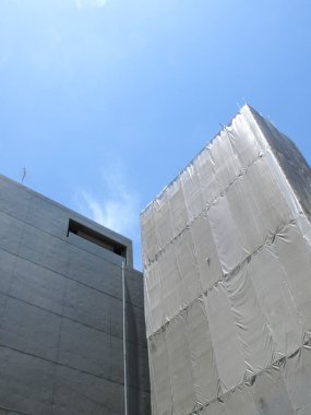 Şehir merkezindeki modern bina. Düşük açılı.          