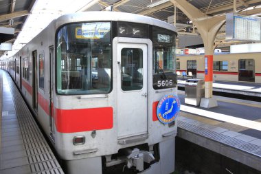 Tokyo istasyonundaki metro treni manzarası 