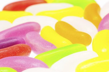 Beyaz arka plan üzerinde renkli tatlı şekerler 