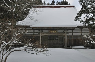 Japonya 'nın Hokkaido kentindeki karla kaplı antik Japon tapınağının manzaralı görüntüleri.