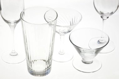 Beyaz bir arka plan üzerinde izole gözlük seti