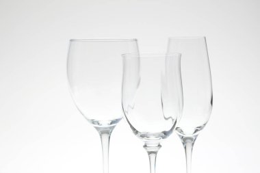 Yansımalı şampanya bardakları.