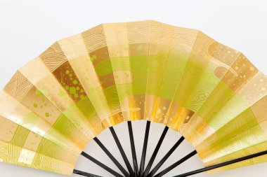 Beyaz arka planda geleneksel Japon kağıt katlama vantilatörüne yakın çekim                           