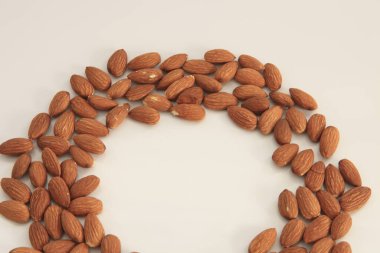 Beyaz arka planda badem. Üst görünüm.